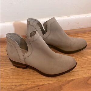 Sorel Gray Ankle Boots with Elastic Panels size 7